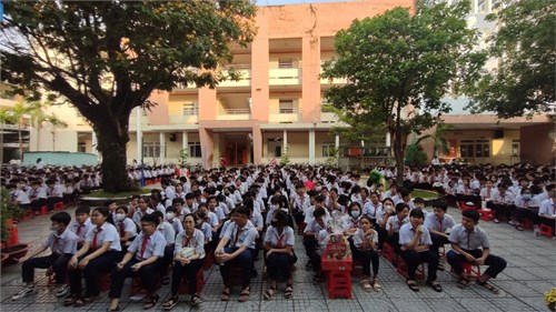 Ngày 20 tháng 1 năm 2025 Liên đội tổ chức trao quà nụ cười hồng  Cùng bạn vui đón Xuân  năm 2025 cho 43 em học sinh của trường